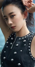 朱颜曼滋化身酷女孩，个性黑色亮片皮裙biling闪亮