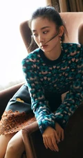 朱颜曼滋素色毛衣皮裙慵懒室内写真图片