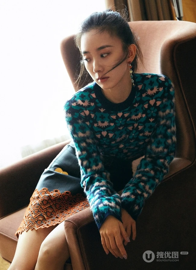 朱颜曼滋素色毛衣皮裙慵懒室内写真图片