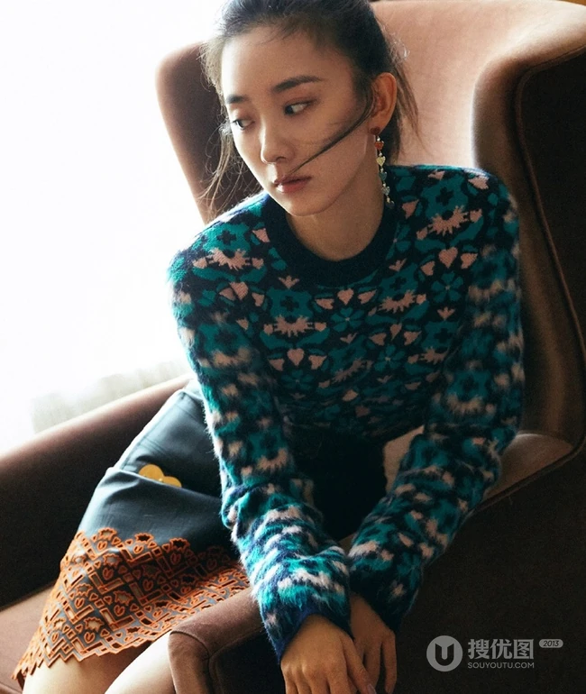 朱颜曼滋素色毛衣皮裙慵懒室内写真图片