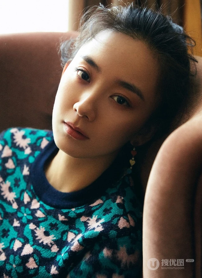 朱颜曼滋素色毛衣皮裙慵懒室内写真图片