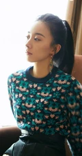 朱颜曼滋素色毛衣皮裙慵懒室内写真图片