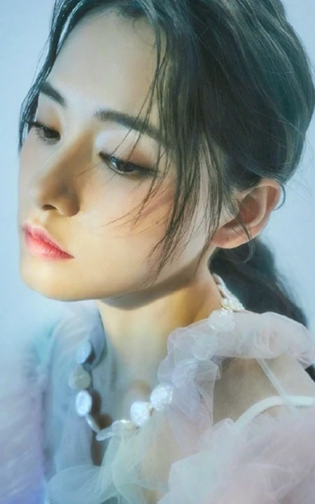 柴碧云最新《昕薇》杂志写真大片，多种风格不停变换