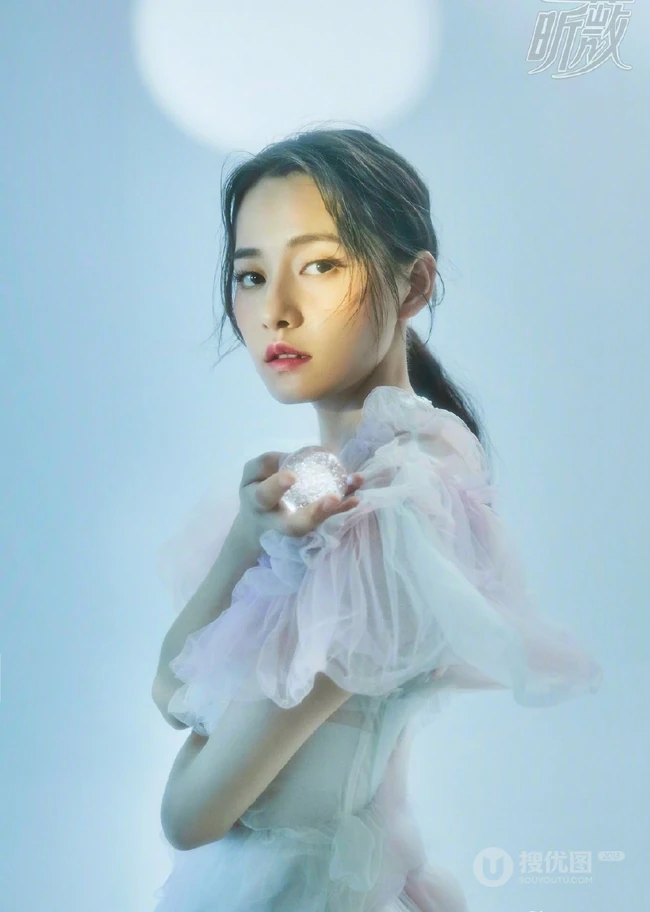 柴碧云最新《昕薇》杂志写真大片，多种风格不停变换