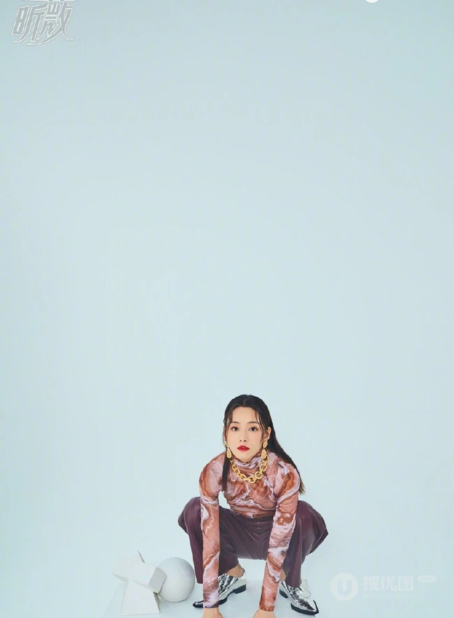 柴碧云最新《昕薇》杂志写真大片，多种风格不停变换
