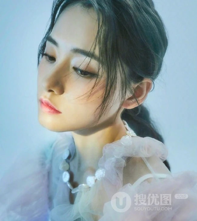 柴碧云最新《昕薇》杂志写真大片，多种风格不停变换