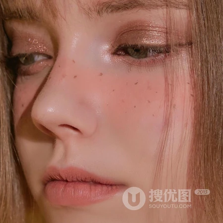短发齐刘海有点雀斑的欧女生生头像图片