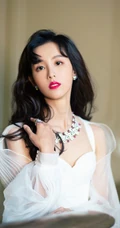天鹅颈女生陈都灵化身白衣人鱼公主，连衣长裙气质出镜