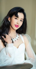 天鹅颈女生陈都灵化身白衣人鱼公主，连衣长裙气质出镜