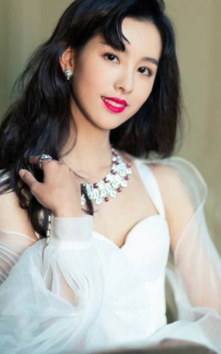 天鹅颈女生陈都灵化身白衣人鱼公主，连衣长裙气质出镜