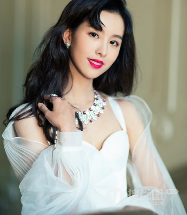 天鹅颈女生陈都灵化身白衣人鱼公主，连衣长裙气质出镜