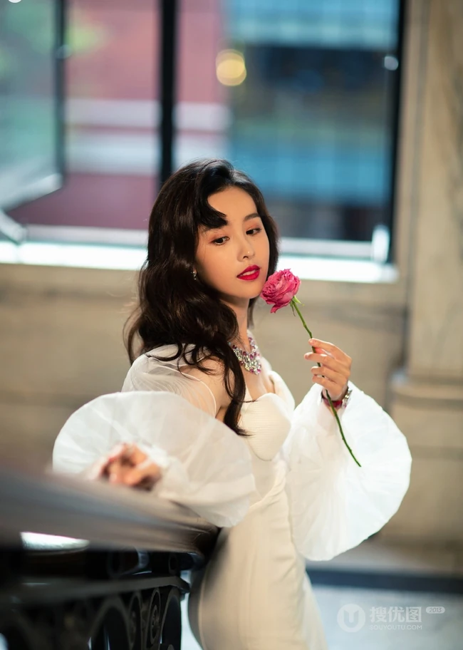 天鹅颈女生陈都灵化身白衣人鱼公主，连衣长裙气质出镜