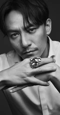 张震胡子拉碴尽显成熟型男魅力，中分发型很张震