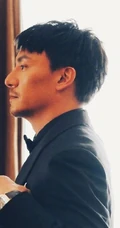 张震胡子拉碴尽显成熟型男魅力，中分发型很张震