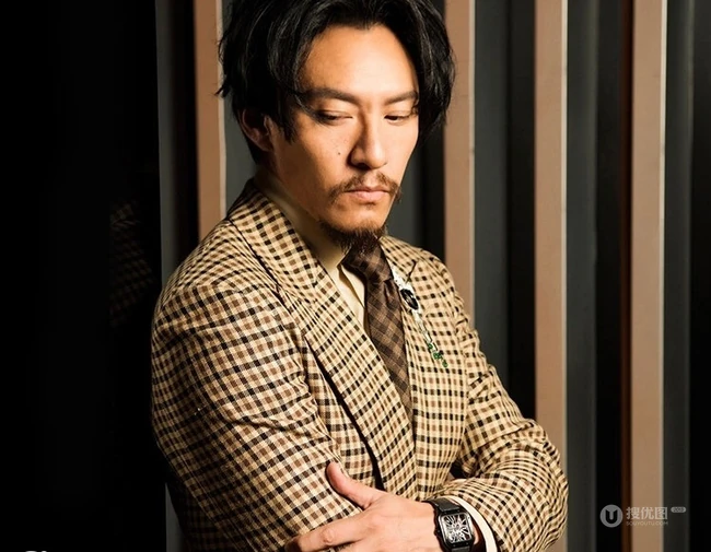 张震胡子拉碴尽显成熟型男魅力，中分发型很张震