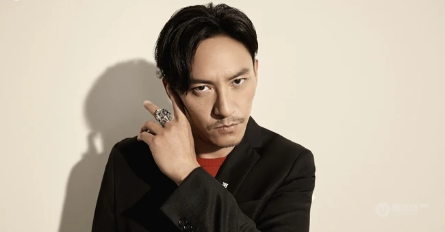 张震胡子拉碴尽显成熟型男魅力，中分发型很张震