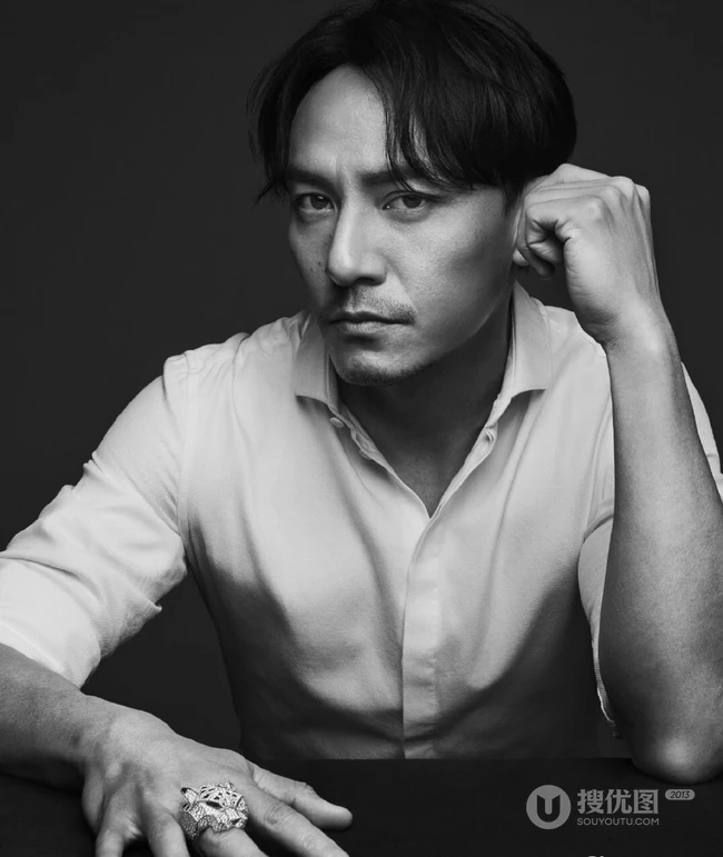 张震胡子拉碴尽显成熟型男魅力，中分发型很张震