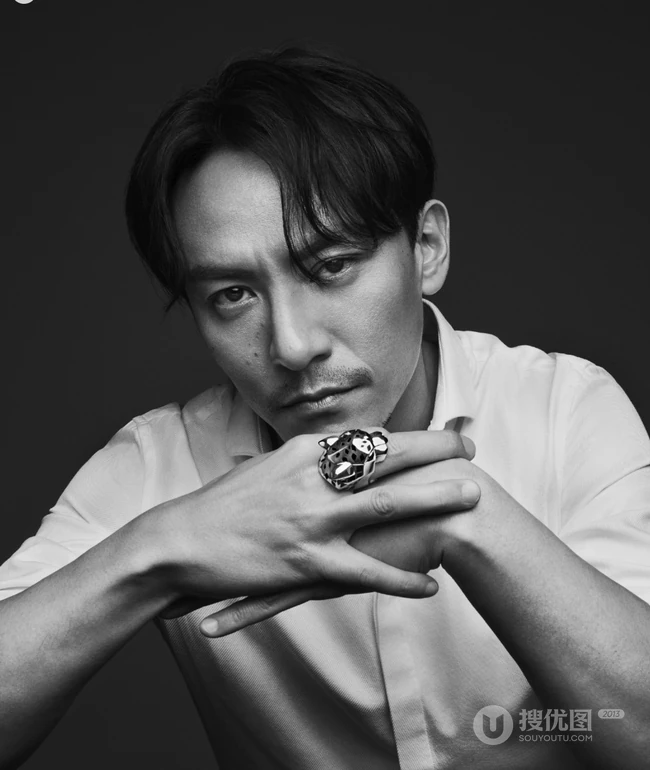 张震胡子拉碴尽显成熟型男魅力，中分发型很张震