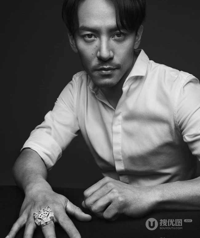 张震胡子拉碴尽显成熟型男魅力，中分发型很张震