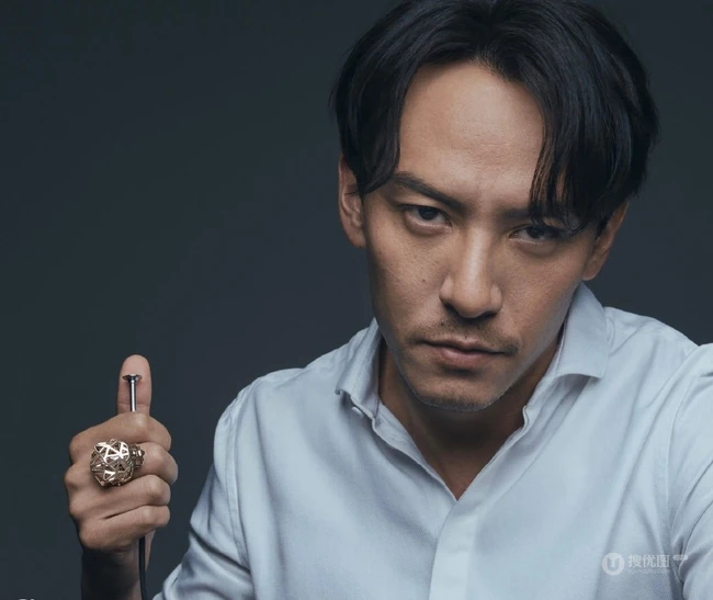 张震胡子拉碴尽显成熟型男魅力，中分发型很张震