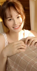 手拿相机线条感少女，着波点睡衣短裤室内气质写真图片