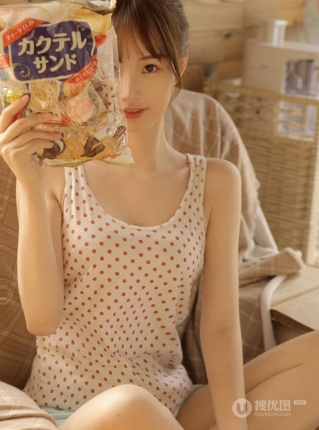 手拿相机线条感少女，着波点睡衣短裤室内气质写真图片