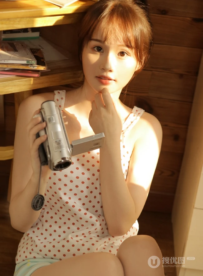 手拿相机线条感少女，着波点睡衣短裤室内气质写真图片
