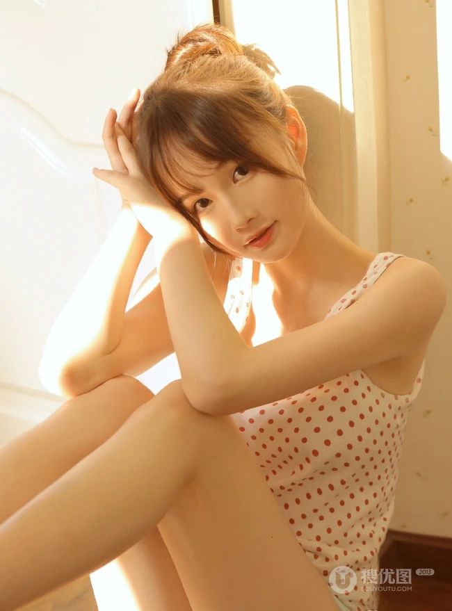 手拿相机线条感少女，着波点睡衣短裤室内气质写真图片