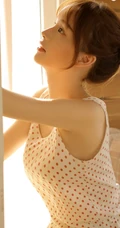 手拿相机线条感少女，着波点睡衣短裤室内气质写真图片