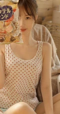 手拿相机线条感少女，着波点睡衣短裤室内气质写真图片