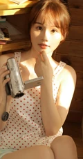手拿相机线条感少女，着波点睡衣短裤室内气质写真图片
