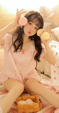 童颜可爱微卷长发气质女生，粉色睡衣短裤超萌室内写真