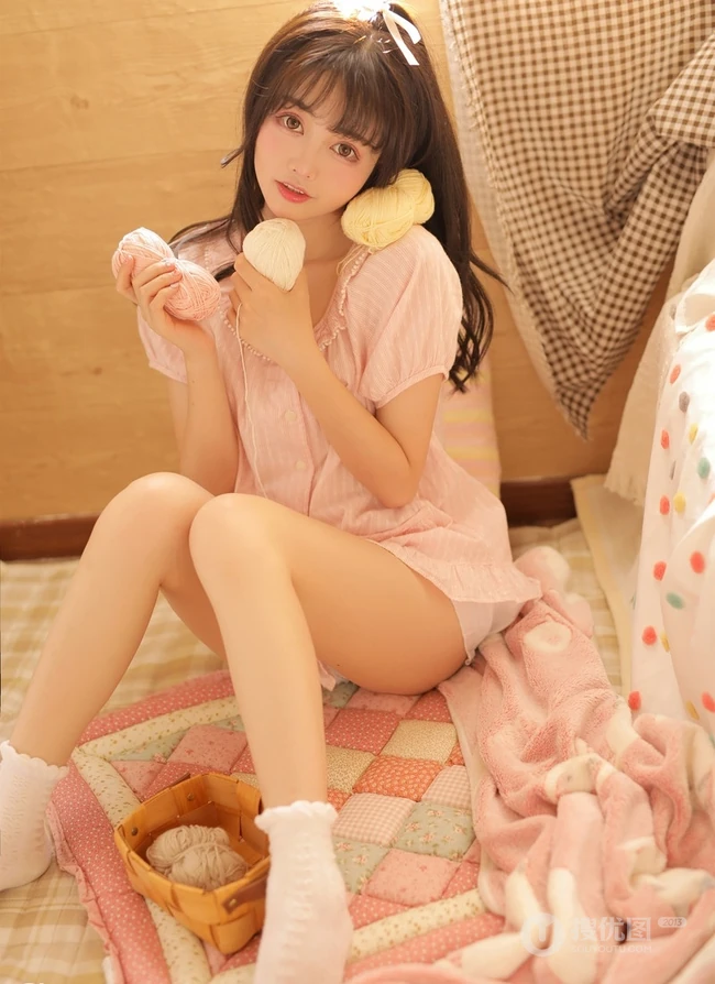 童颜可爱微卷长发气质女生，粉色睡衣短裤超萌室内写真