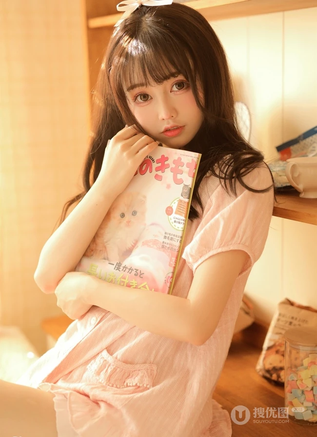童颜可爱微卷长发气质女生，粉色睡衣短裤超萌室内写真
