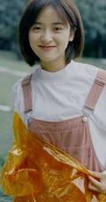 女生沈月现身户外草地写真，肩带连体裤着身俏皮灵动