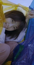 女生沈月现身户外草地写真，肩带连体裤着身俏皮灵动