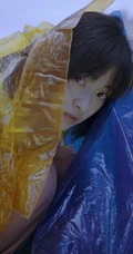 女生沈月现身户外草地写真，肩带连体裤着身俏皮灵动
