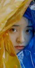 女生沈月现身户外草地写真，肩带连体裤着身俏皮灵动