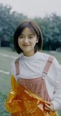 女生沈月现身户外草地写真，肩带连体裤着身俏皮灵动
