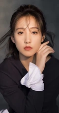 女生明陈思璇黑衣格子裙恬静优雅写真，自拍图片