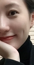 女生明陈思璇黑衣格子裙恬静优雅写真，自拍图片