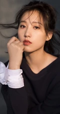 女生明陈思璇黑衣格子裙恬静优雅写真，自拍图片