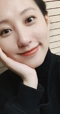 女生明陈思璇黑衣格子裙恬静优雅写真，自拍图片