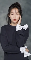 女生明陈思璇黑衣格子裙恬静优雅写真，自拍图片