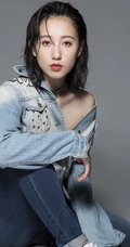 女生明陈思璇黑衣格子裙恬静优雅写真，自拍图片