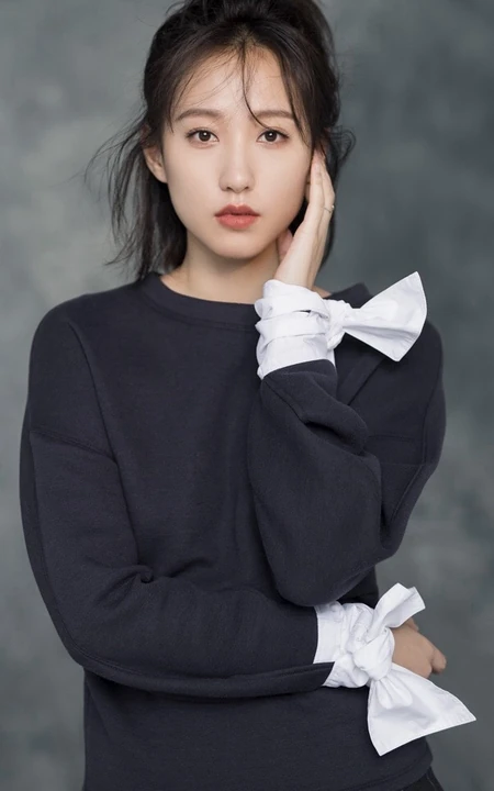 女生明陈思璇黑衣格子裙恬静优雅写真，自拍图片
