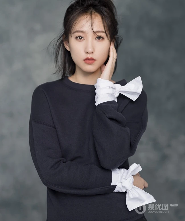 女生明陈思璇黑衣格子裙恬静优雅写真，自拍图片