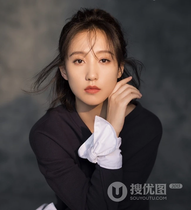 女生明陈思璇黑衣格子裙恬静优雅写真，自拍图片