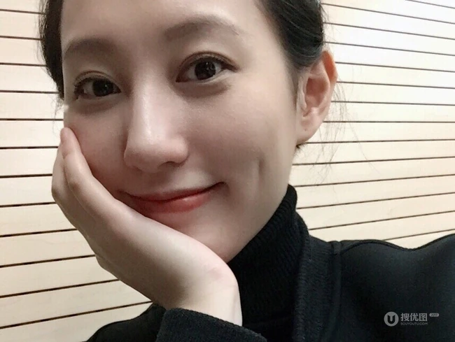 女生明陈思璇黑衣格子裙恬静优雅写真，自拍图片