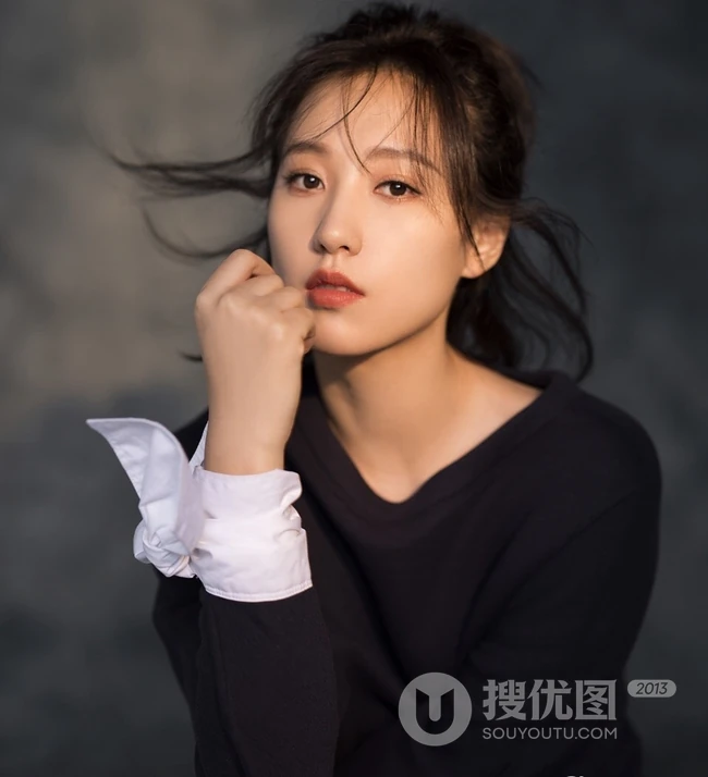女生明陈思璇黑衣格子裙恬静优雅写真，自拍图片